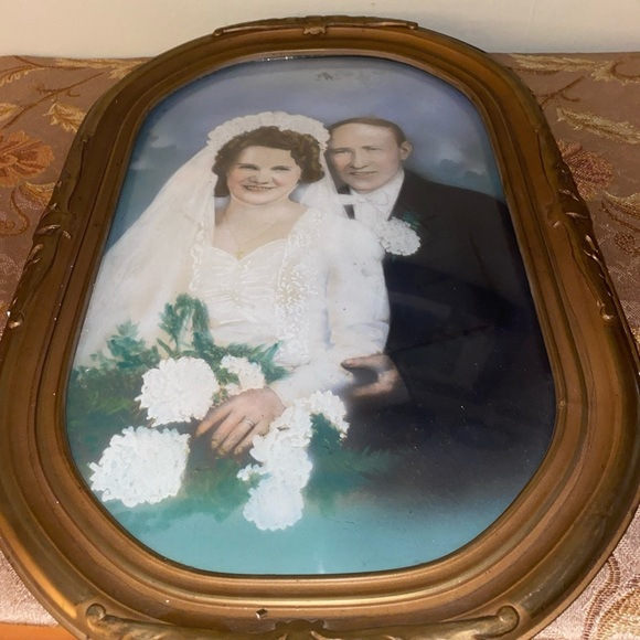 Vintage Gold Oval Picture Frame - Picture 1 of 5